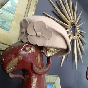 VINTAGE Stylish Tan Beret with Floral Accent